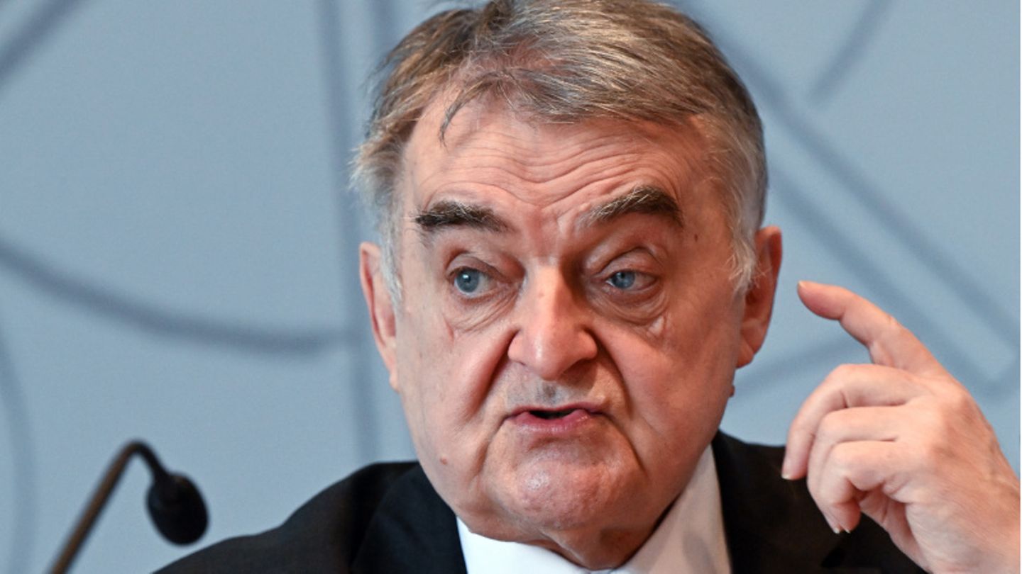 Herbert Reul spricht während einer Pressekonferenz.