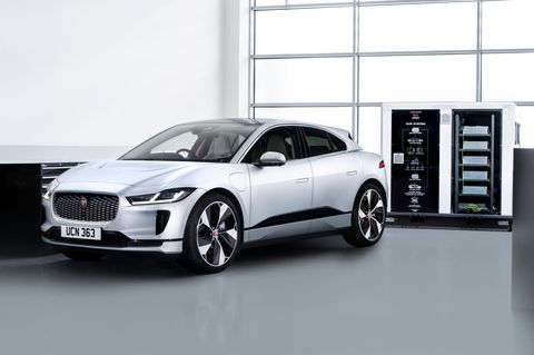 Ein Jaguar-Modell steht vor dem Stromspeichersystem