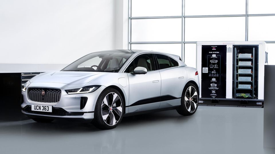 Ein Jaguar-Modell steht vor dem Stromspeichersystem