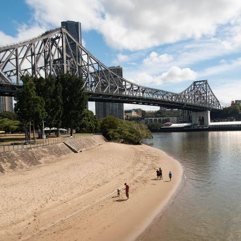 Bei der fünfjährigen Bauzeit der Story Bridge in Brisbane zwischen 1945 und 1940 wurden 12.000 Tonnen Stahl vernietet.