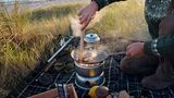 Eines sollten Töpfe und Pfannen für das Outdoorkochen sein: unempfindlich. 