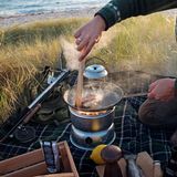 Eines sollten Töpfe und Pfannen für das Outdoorkochen sein: unempfindlich. 