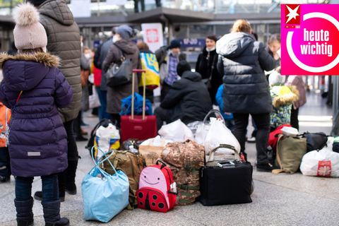 Bayern, München: Flüchtlinge aus der Ukraine warten nach ihrer Ankunft am Hauptbahnhof in einer Halle