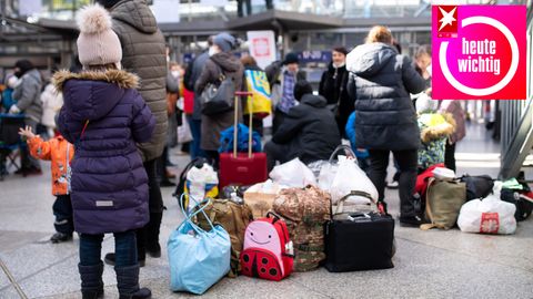 Bayern, München: Flüchtlinge aus der Ukraine warten nach ihrer Ankunft am Hauptbahnhof in einer Halle