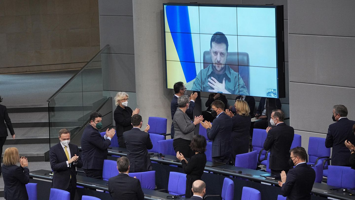 Der ukrainische Präsident Wolodymyr Selenskyj spricht auf einer Videoleinwand im Bundestag
