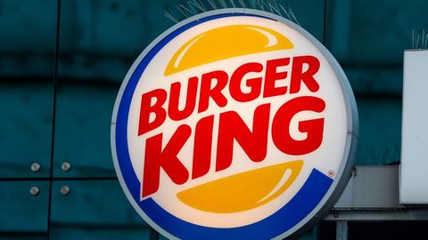 Das runde Logo von Burger King mit roten Buchstaben