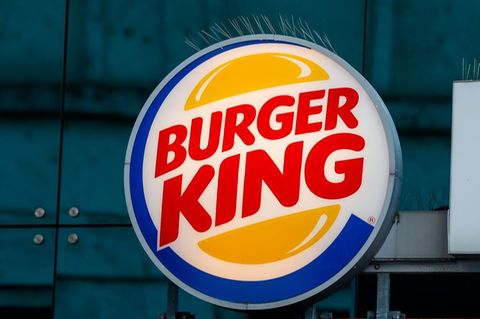 Das runde Logo von Burger King mit roten Buchstaben