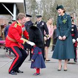 18. März 2022  Als der Kopf des Kindes unter dem Hut verschwindet, bricht Kate in Lachen aus  Dieses Lachen lieben Royal-Fans! Herzogin Kate und Prinz William waren am gestrigen Donnerstag zur alljährlichen Parade anlässlich des St. Patrick's Day in Aldershot zu Gast. Empfangen wurden sie unter anderem von Lieutenant Colonel Rob Money und dessen 20 Monate alter Tochter Gaia. Zunächst hatte Kate zwei Blumensträuße geschenkt bekommen – die das kleine Mädchen aber auch zu gerne haben wollte. Natürlich überließ die dreifache Mutter der süßen Kleinen die Blumen. Später verlangte Gaia danach, die Bärenfellmütze ihres Vaters aufzusetzen. Der Anblick verzückte die royalen Gäste so sehr, dass sie in schallendes Gelächter ausbrachen.