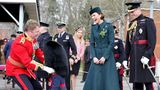 18. März 2022  Als der Kopf des Kindes unter dem Hut verschwindet, bricht Kate in Lachen aus  Dieses Lachen lieben Royal-Fans! Herzogin Kate und Prinz William waren am gestrigen Donnerstag zur alljährlichen Parade anlässlich des St. Patrick's Day in Aldershot zu Gast. Empfangen wurden sie unter anderem von Lieutenant Colonel Rob Money und dessen 20 Monate alter Tochter Gaia. Zunächst hatte Kate zwei Blumensträuße geschenkt bekommen – die das kleine Mädchen aber auch zu gerne haben wollte. Natürlich überließ die dreifache Mutter der süßen Kleinen die Blumen. Später verlangte Gaia danach, die Bärenfellmütze ihres Vaters aufzusetzen. Der Anblick verzückte die royalen Gäste so sehr, dass sie in schallendes Gelächter ausbrachen.