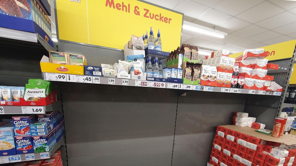 Hamsterkäufe Supermarkt Edeka Rewe Aldi Lidl Supermarkt-Regal mit Zucker und Mehl