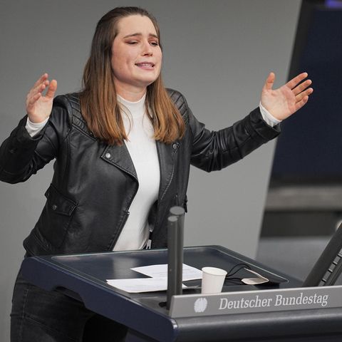 Emilia Fester hält emotionale Rede zur Impfpflicht
