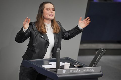 Emilia Fester hält emotionale Rede zur Impfpflicht