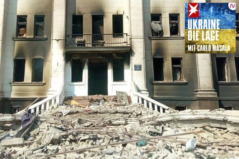Die Treppe zu einem Prachtbau ist mit Trümmern bedeckt, die leeren Fensterhöhlen des Gebäudes sind russgeschwärzt