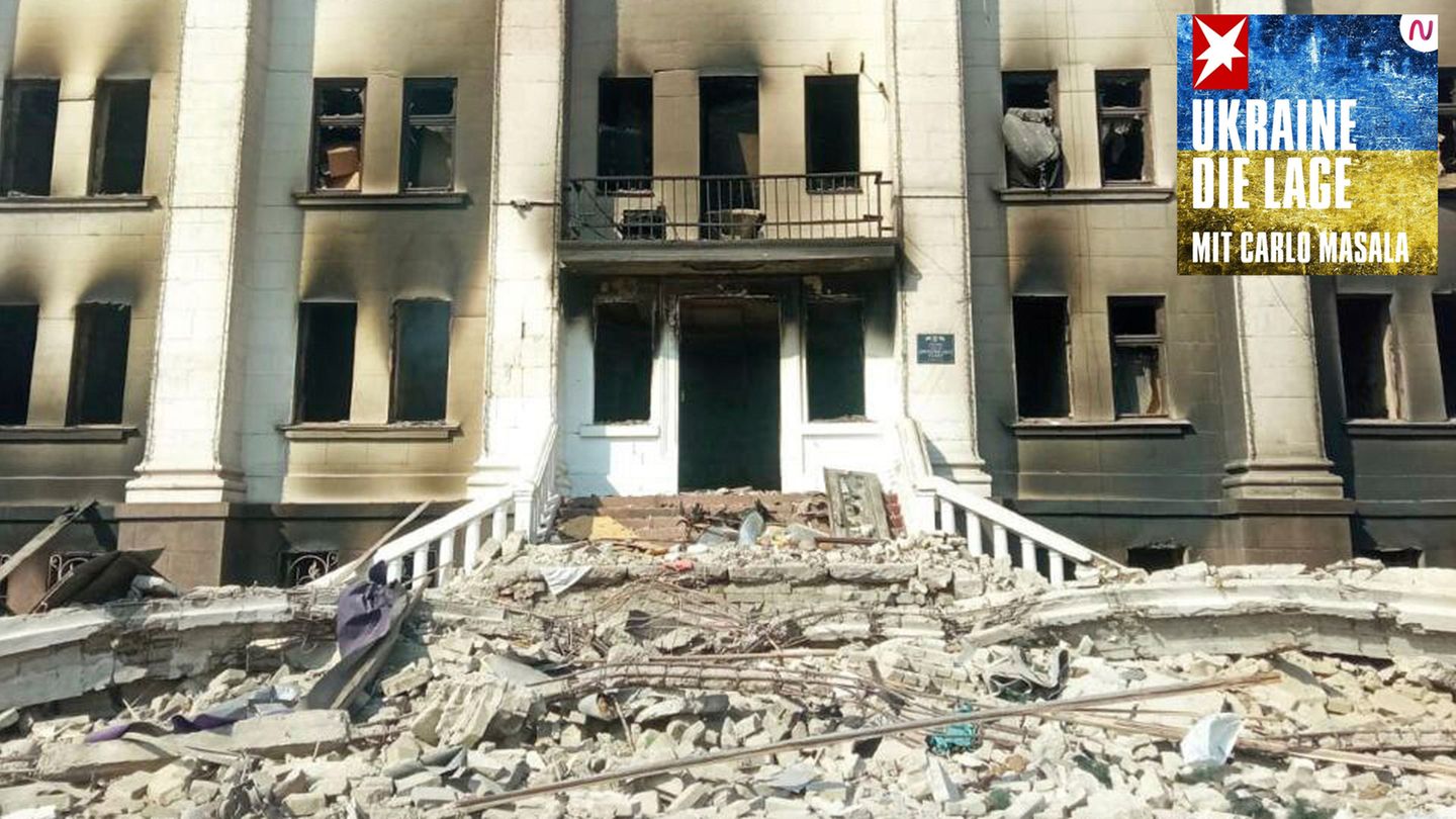 Teatro Mariupol después del bombardeo Las escaleras que conducen a un magnífico edificio están cubiertas de escombros, y los nichos vacíos de las ventanas del edificio están negros de hollín.
