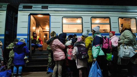 Menschen versuchen am Bahnhof von Lwiw nach Polen zu fliehen