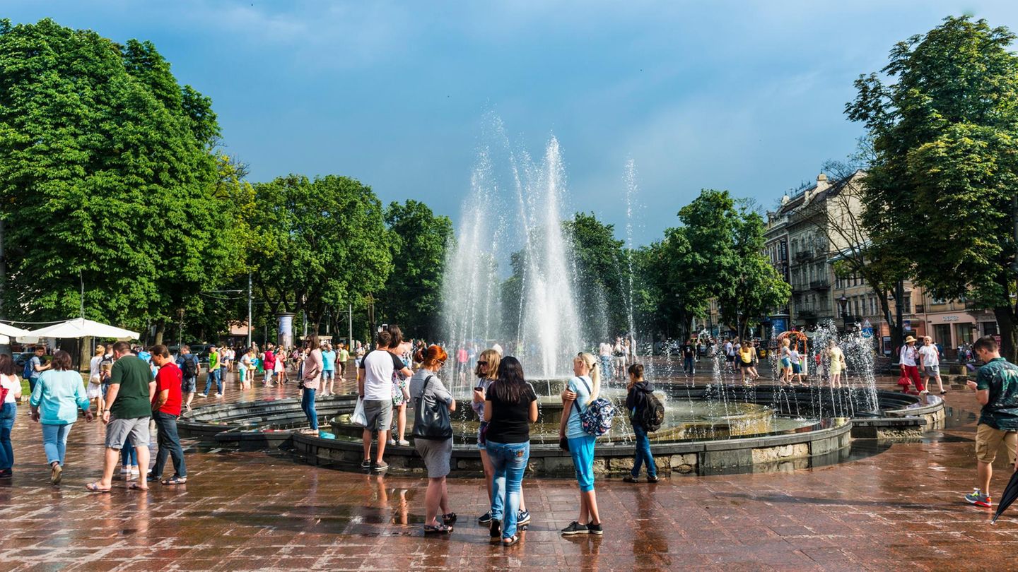 Lwiw. Brunnen vor der Oper.