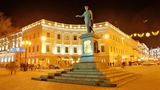 Odessa. Statue des Gouverneurs Richelieu bei Nacht