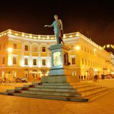 Odessa. Statue des Gouverneurs Richelieu bei Nacht
