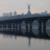 Kiew. Blick auf die Patron-Brücke über dem Dnjepr mit dem Monument der Mutter Heimat.