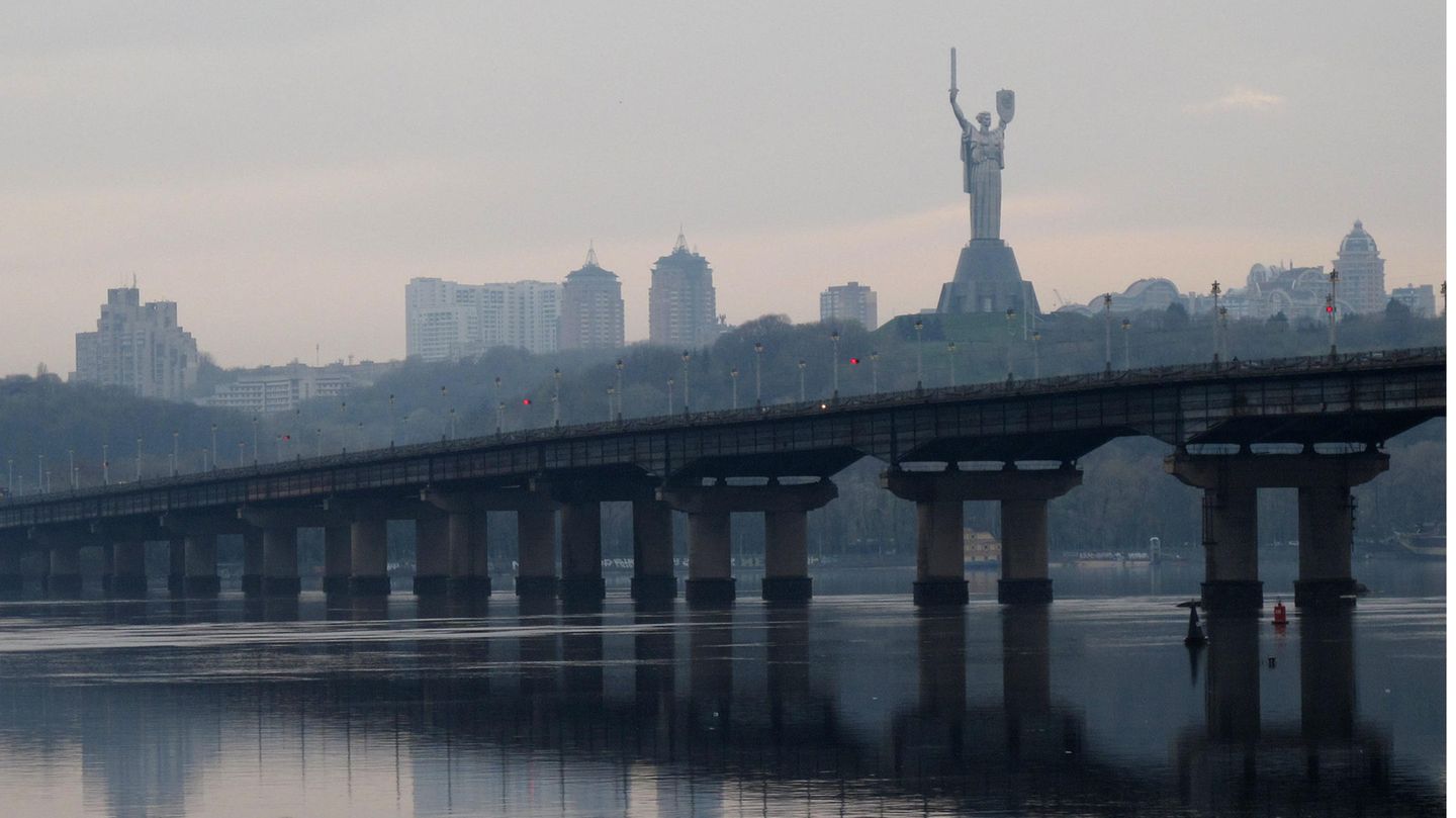 Kiew. Blick auf die Patron-Brücke über dem Dnjepr mit dem Monument der Mutter Heimat.
