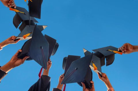 Absolventen feiern ihren Abschluss