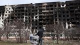 Eine ausgebrannte Ruine eines Wohnblocks
