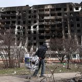 Eine ausgebrannte Ruine eines Wohnblocks