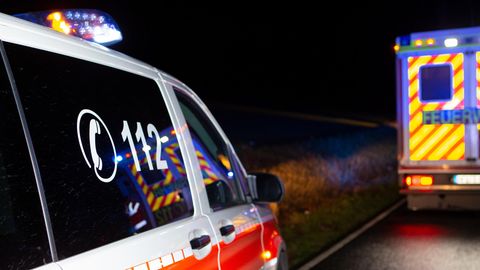 Rettungswagen auf der Fahrbahn.