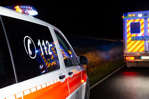 Rettungswagen auf der Fahrbahn.
