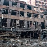 Die Front eines von Bomben beschädigte Wohnhauses, es fehlen die Fensterscheiben