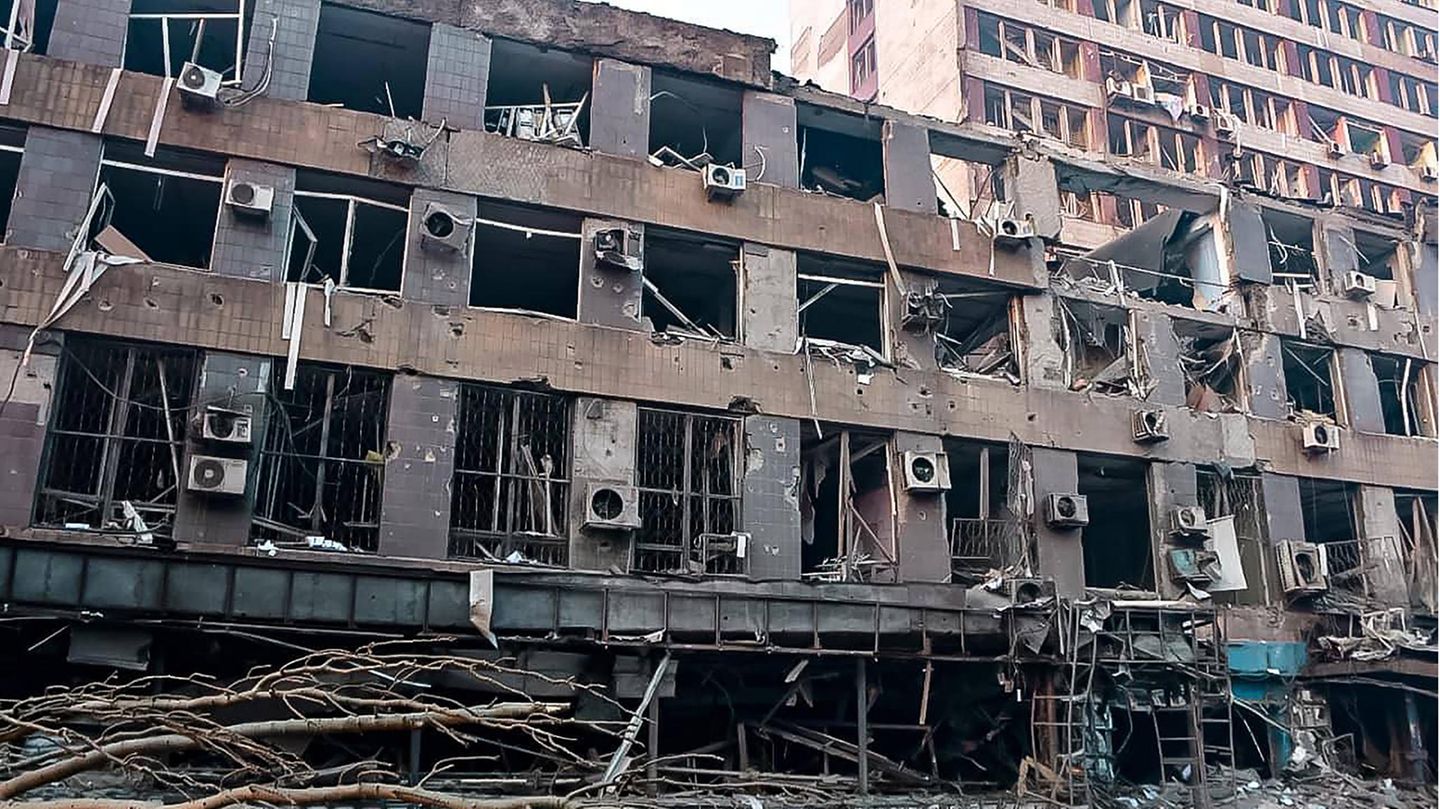 Die Front eines von Bomben beschädigte Wohnhauses, es fehlen die Fensterscheiben Die Front eines von Bomben beschädigte Wohnhauses, es fehlen die Fensterscheiben