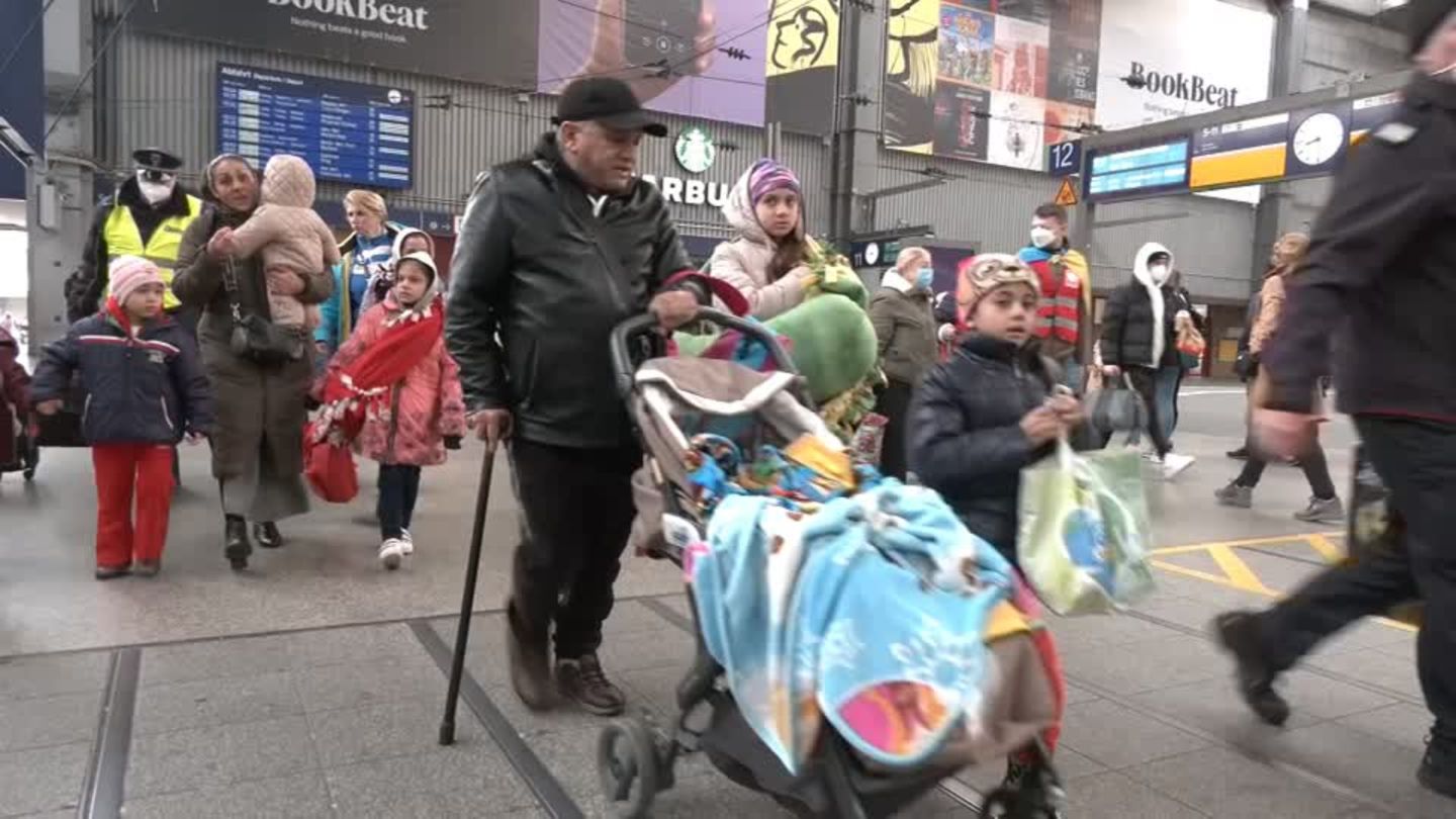 Ukraine: Hundreds of refugees arrive in Munich by train