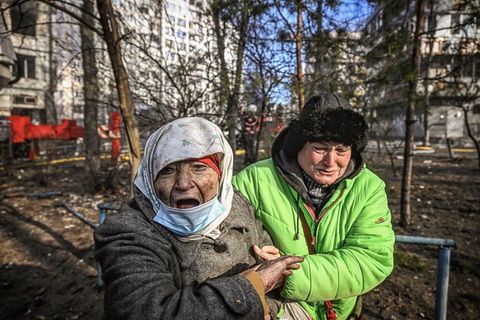 Eine alte verdreckte Frau wird von einer Caritas-Mitarbeiterin gestützt und geführt