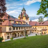 Steiermark - Ennsradweg  Plötzlich königlich  Im ehemaligen Jagdschloss schläft man königlich. Umgeben von den Bergen des Nationalparks Gesäuse, ist zwischen Wald und Schlosspark auch der Helm ein gern gesehener Dresscode. Gekrönt mit der Bett+Bike-Zertifizierung.  Weitere Infos: hotel-kassegg.at