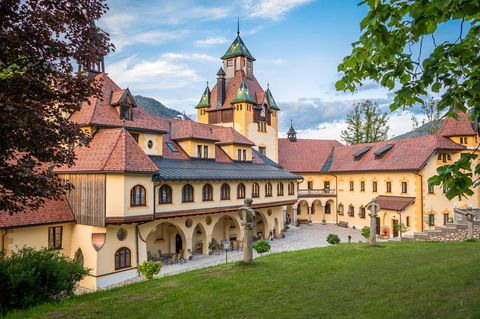 Steiermark - Ennsradweg  Plötzlich königlich  Im ehemaligen Jagdschloss schläft man königlich. Umgeben von den Bergen des Nationalparks Gesäuse, ist zwischen Wald und Schlosspark auch der Helm ein gern gesehener Dresscode. Gekrönt mit der Bett+Bike-Zertifizierung.  Weitere Infos: hotel-kassegg.at