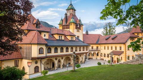 Steiermark - Ennsradweg  Plötzlich königlich  Im ehemaligen Jagdschloss schläft man königlich. Umgeben von den Bergen des Nationalparks Gesäuse, ist zwischen Wald und Schlosspark auch der Helm ein gern gesehener Dresscode. Gekrönt mit der Bett+Bike-Zertifizierung.  Weitere Infos: hotel-kassegg.at