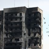 Ein rußgeschwärzter Wohnblock