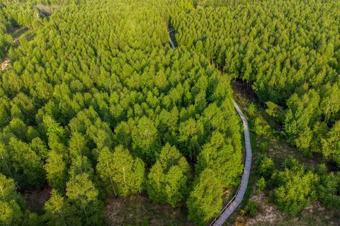 Unbeschwertes Wandern in der Eifel: Im Rucksack nur ein Müsliriegel und etwas zum Trinken, im Auto reist der Koffer voraus zur nächsten Unterkunft. 