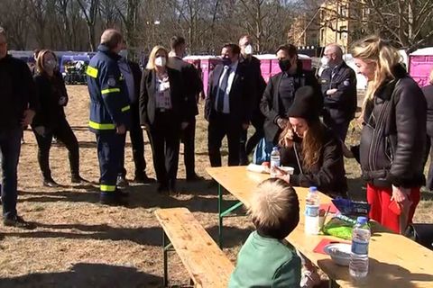 Video: Faeser besucht Ankunftszentrum in Berlin