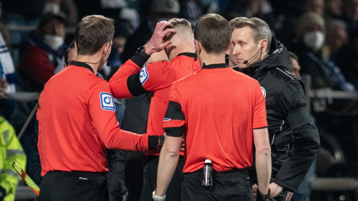 Das Schiedsrichtergespann um Benjamin Cortuns verlässt während des Spiels das Spielfeld