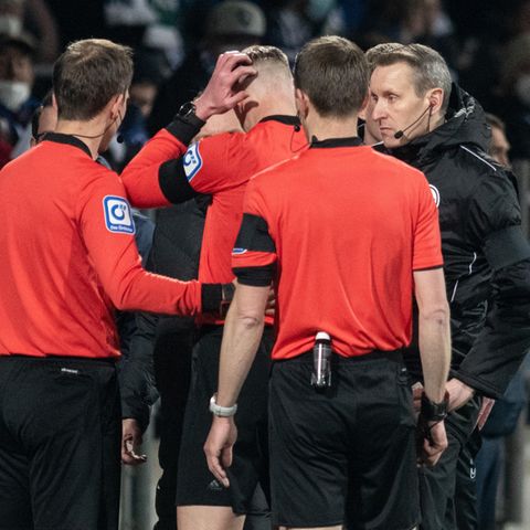 Das Schiedsrichtergespann um Benjamin Cortuns verlässt während des Spiels das Spielfeld