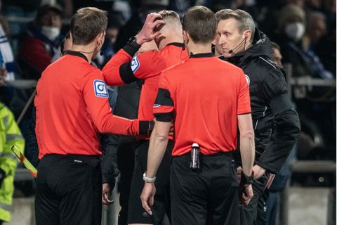 Das Schiedsrichtergespann um Benjamin Cortuns verlässt während des Spiels das Spielfeld