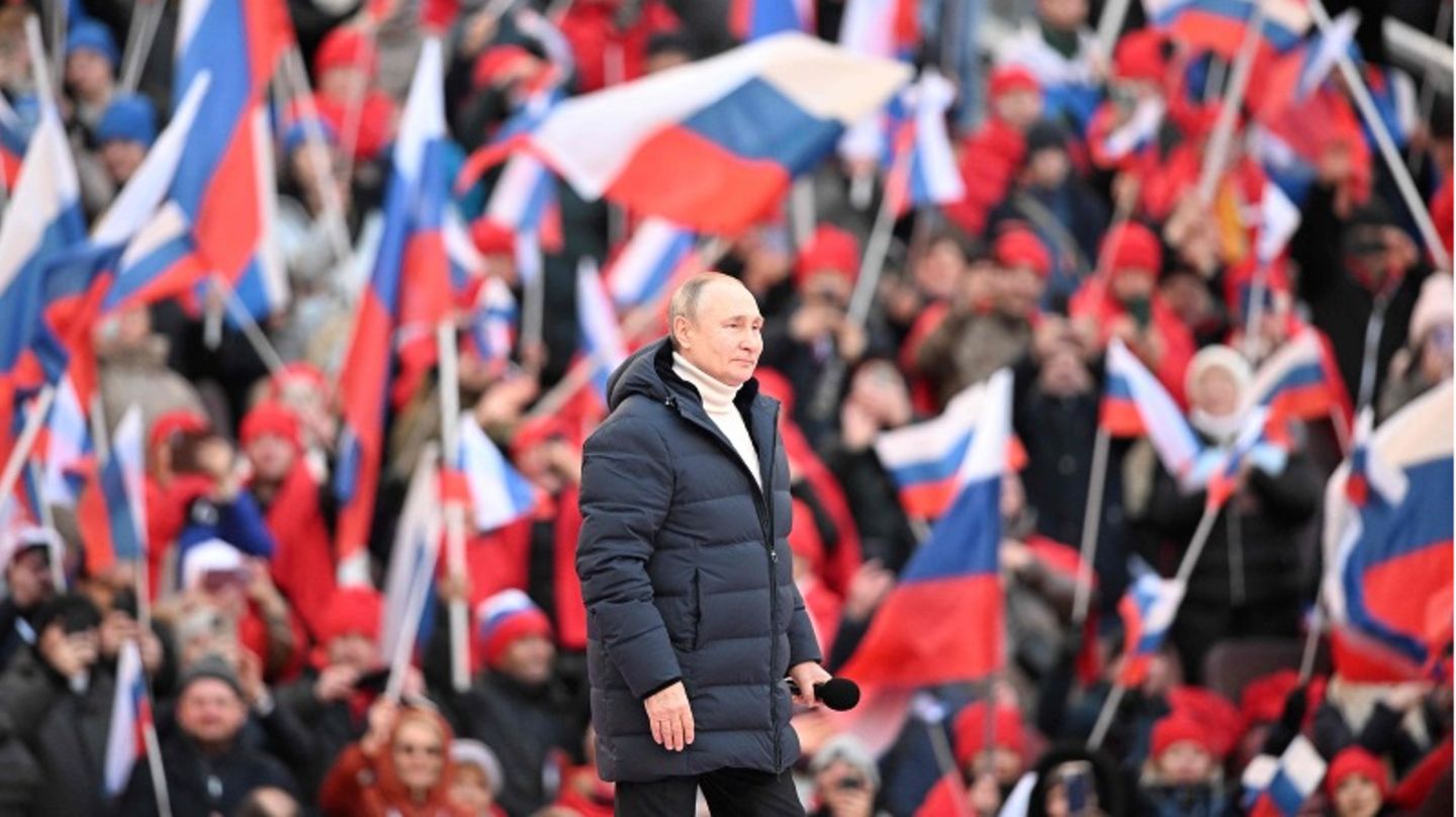 Vladimir Putin: jacket for 1.4 million rubles does not save him from embarrassment