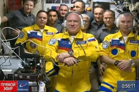 Die russischen Kosmonauten in ihren gelben Anzügen nach der Ankunft auf der Internationalen Raumstation