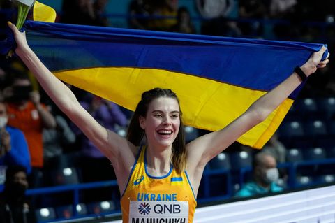 Die Ukrainerin Jaroslawa Mahutschich jubelt mit der Landesfahne nach dem Gewinn der Goldmedaille