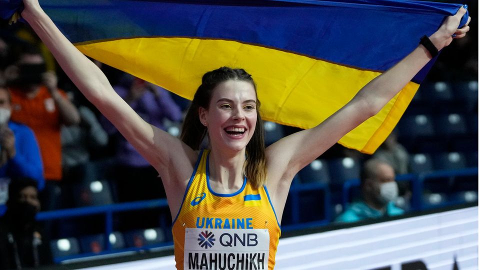 Die Ukrainerin Jaroslawa Mahutschich jubelt mit der Landesfahne nach dem Gewinn der Goldmedaille