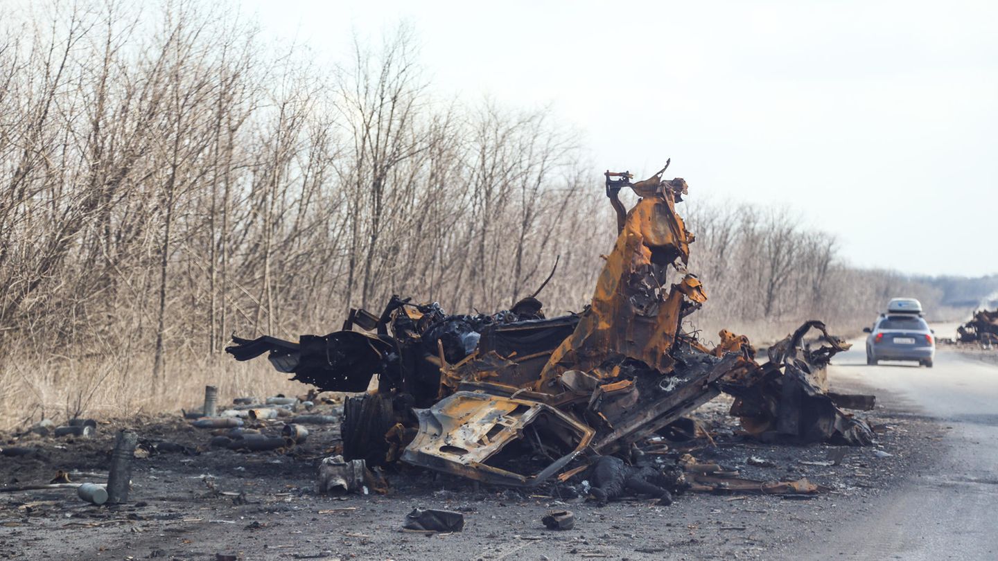 Flucht aus Mariupol Ein zerstörtes Auto auf der Straße hinaus aus Mariupol