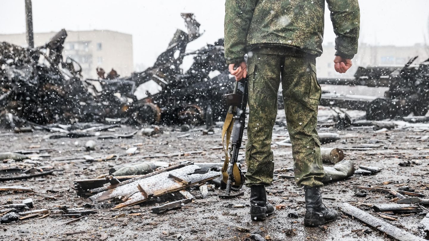 Zehn Fragen zum Krieg Russischer Soldat in einem Dorf in der Ost-Ukraine