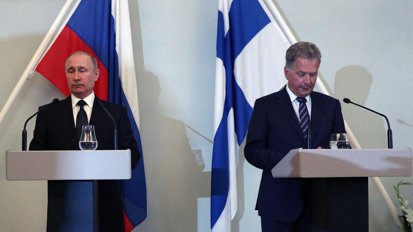 Russlands Präsident Wladimir Putin (l) und sein finnischer Amtskollege Sauli Niniistö Russlands Präsident Wladimir Putin (l) und sein finnischer Amtskollege Sauli Niniistö