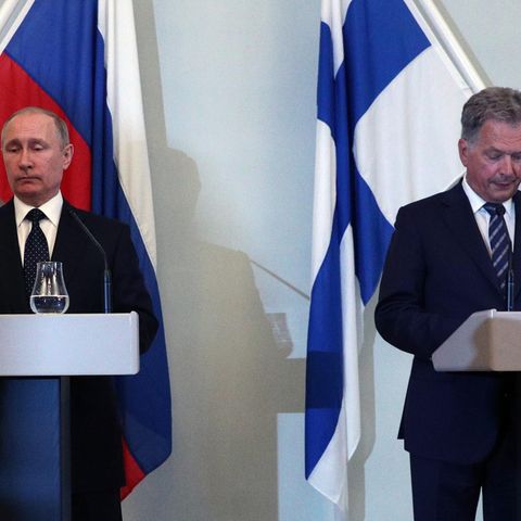 Russlands Präsident Wladimir Putin (l) und sein finnischer Amtskollege Sauli Niniistö